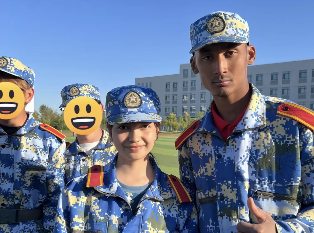 军训合照意外爆火！新疆农大两名新生，一个撞脸科比，一个神似 Lisa，网友直呼次元破壁
