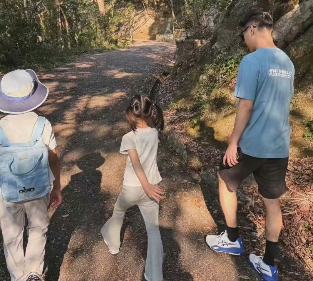 太会养了！奚梦瑶何猷君一家四口爬山，6岁儿子身高惊人，女儿长腿太绝了