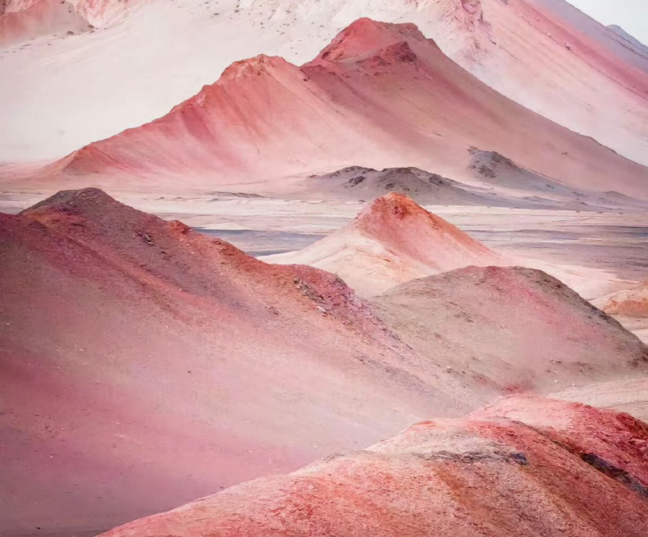 奔赴戈壁胭脂山：一边是水墨黑独山，一边是大地抹上的胭脂色