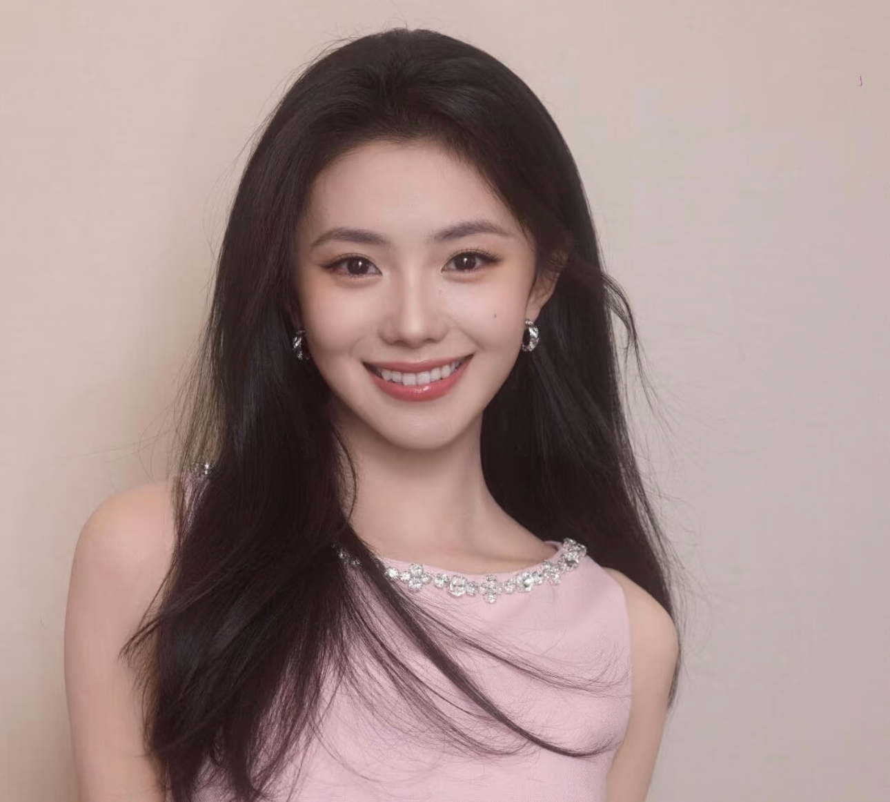 一边 MiuMiu 高奢，一边大码内衣？纤细的刘浩存网传接洽新代言，争议不断