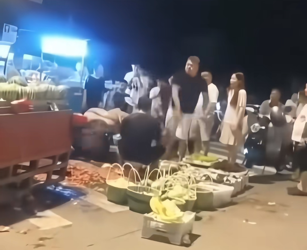 本来只是挑瓜掐坏瓜皮，夫妻二人暴怒砸摊！摊主不还手，拿到 7 万元赔偿