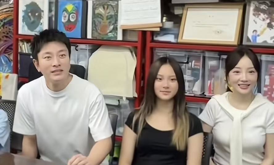内娱惊天名场面！贾乃亮李小璐世纪大和解，离婚多年罕见同框