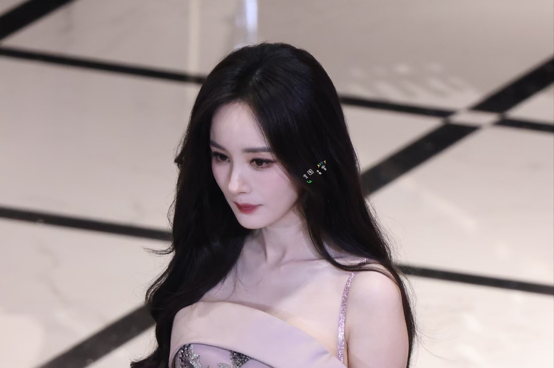 “耳环消失术” 出圈，杨幂的美貌热搜，是营销还是硬实力？