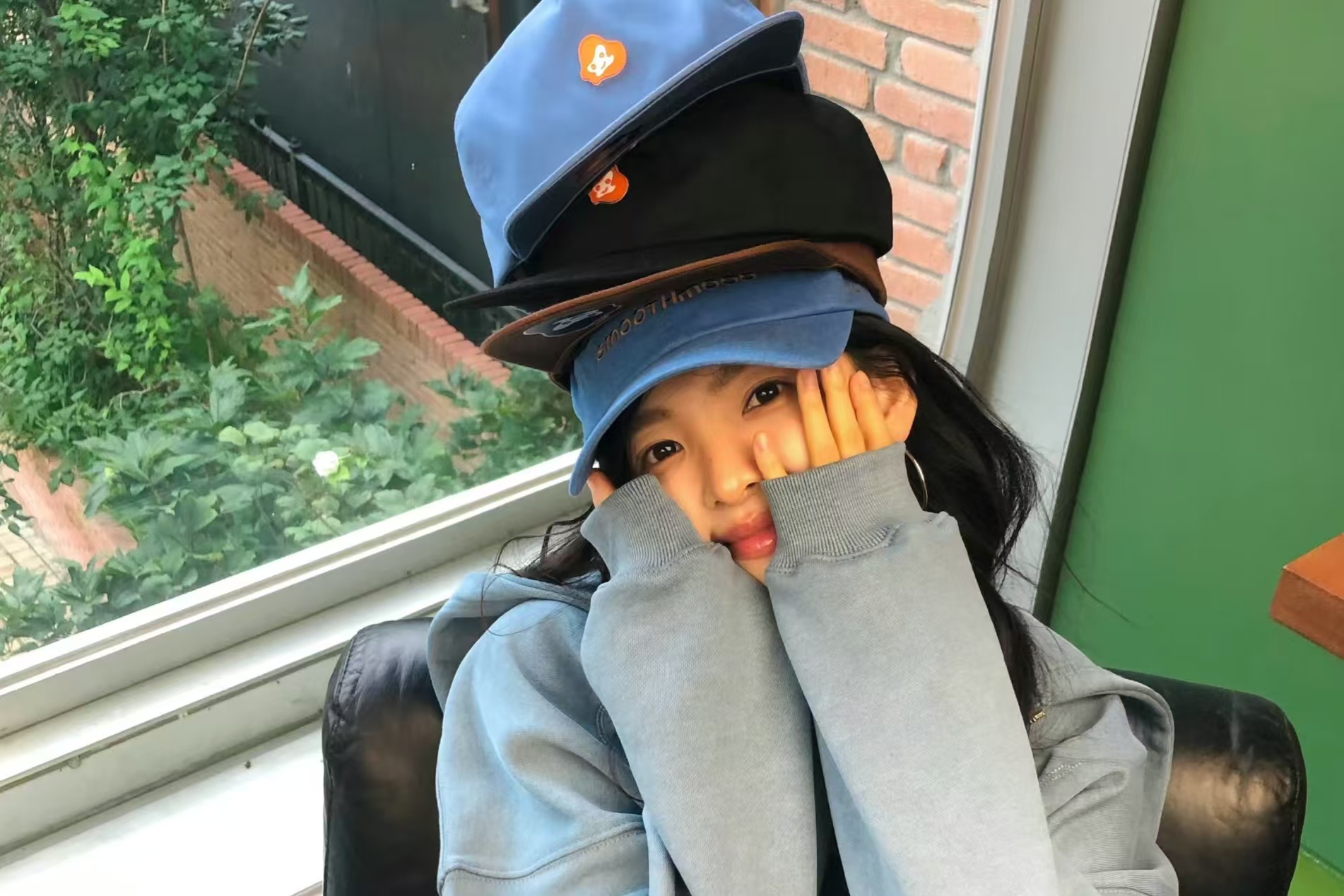 叠戴 4 顶帽子是整活？章若楠这组随拍为什么火出圈？
