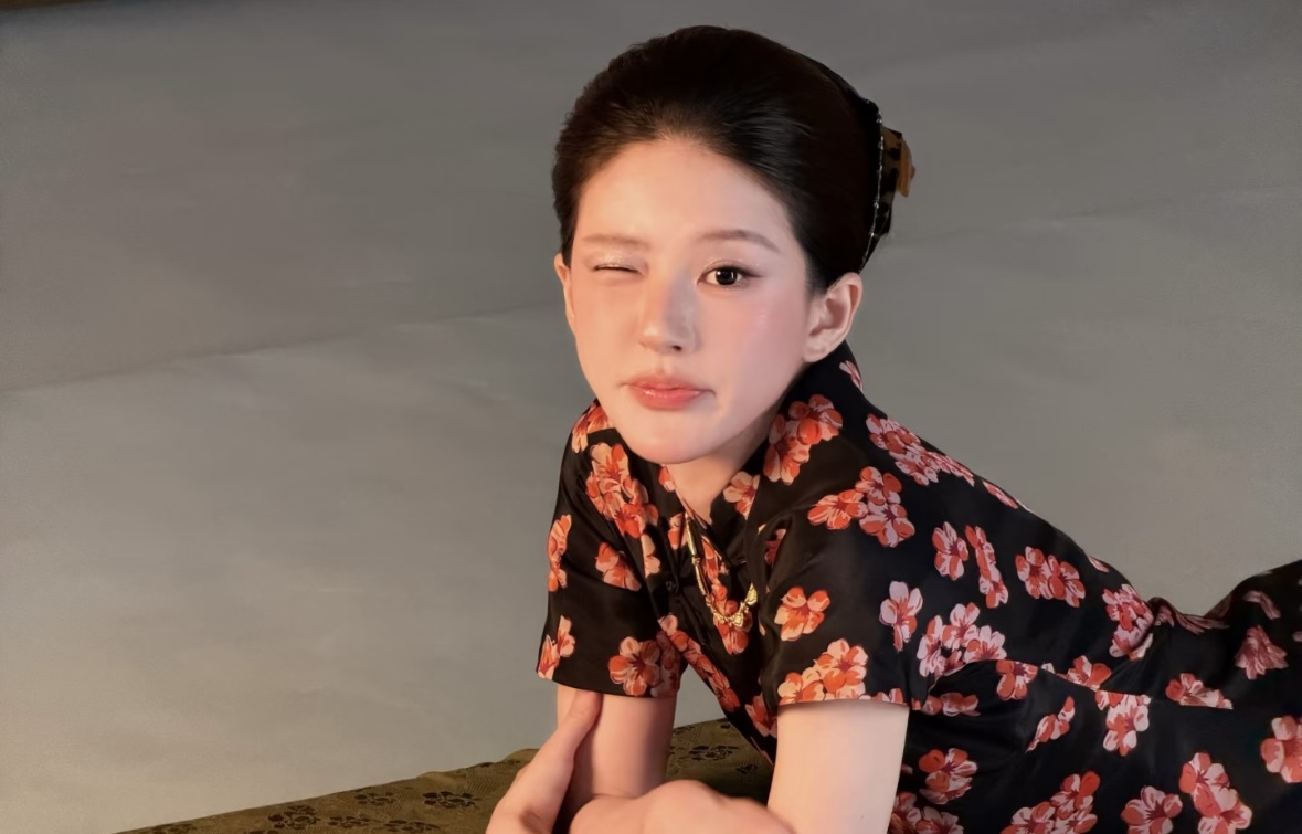 赵露思旗袍新图刷屏！复古盘发 + 修身旗袍，这才是东方韵味天花板
