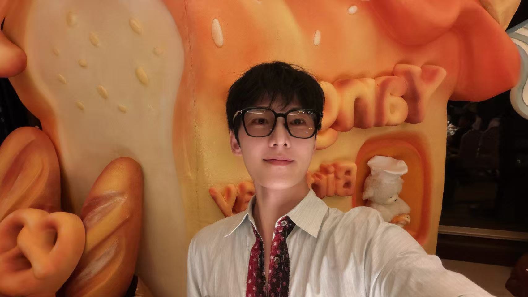 内娱最干净的双向奔赴！杨洋35岁生日不搞排场，一块小羊蛋糕暖哭全网