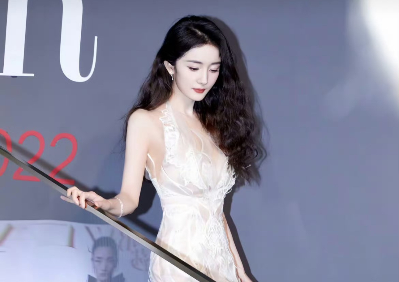 地表最强 166.5 上线！杨幂北京机场出发，修长线条一眼心动