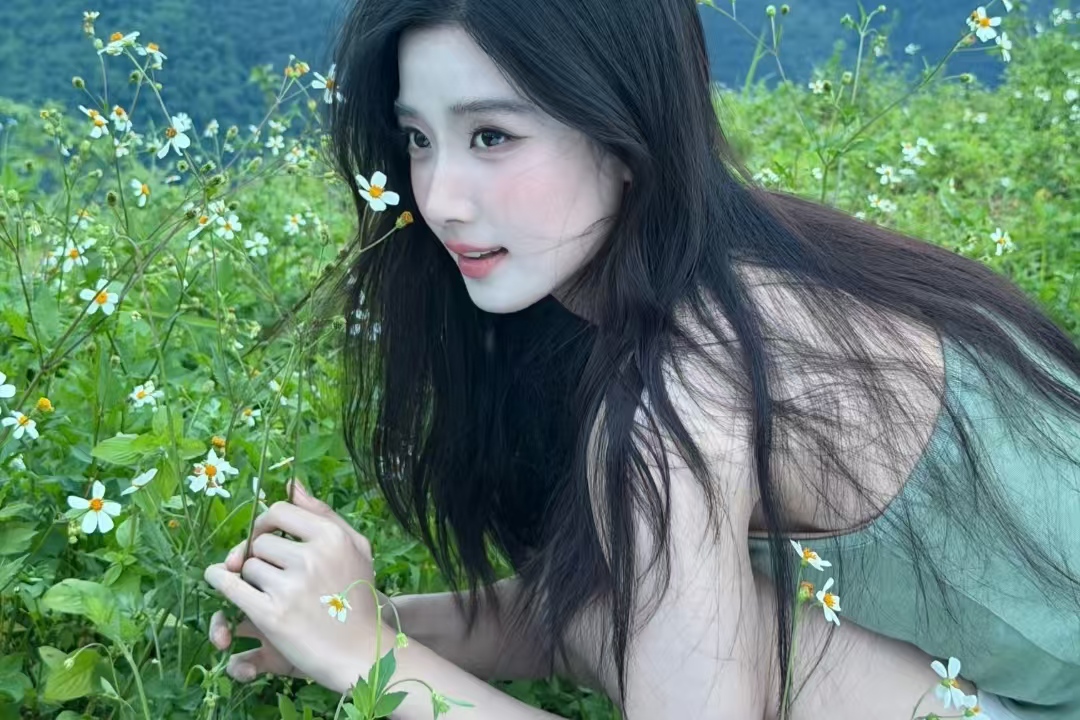 卢昱晓瘦到小腿和胳膊一样细！纯白茉莉造型，藏着什么小心机