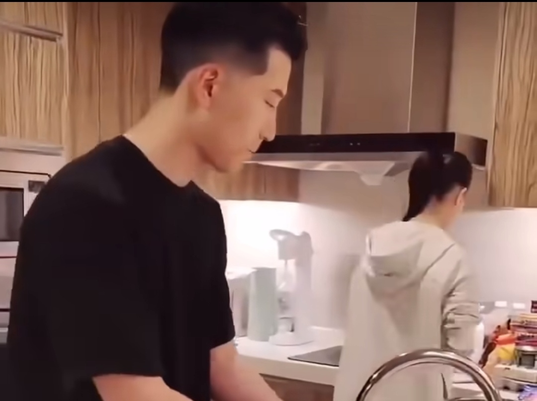 真豪门从不摆谱！何超莲豪宅居然没有佣人，和窦骁亲自下厨做饭太接地气