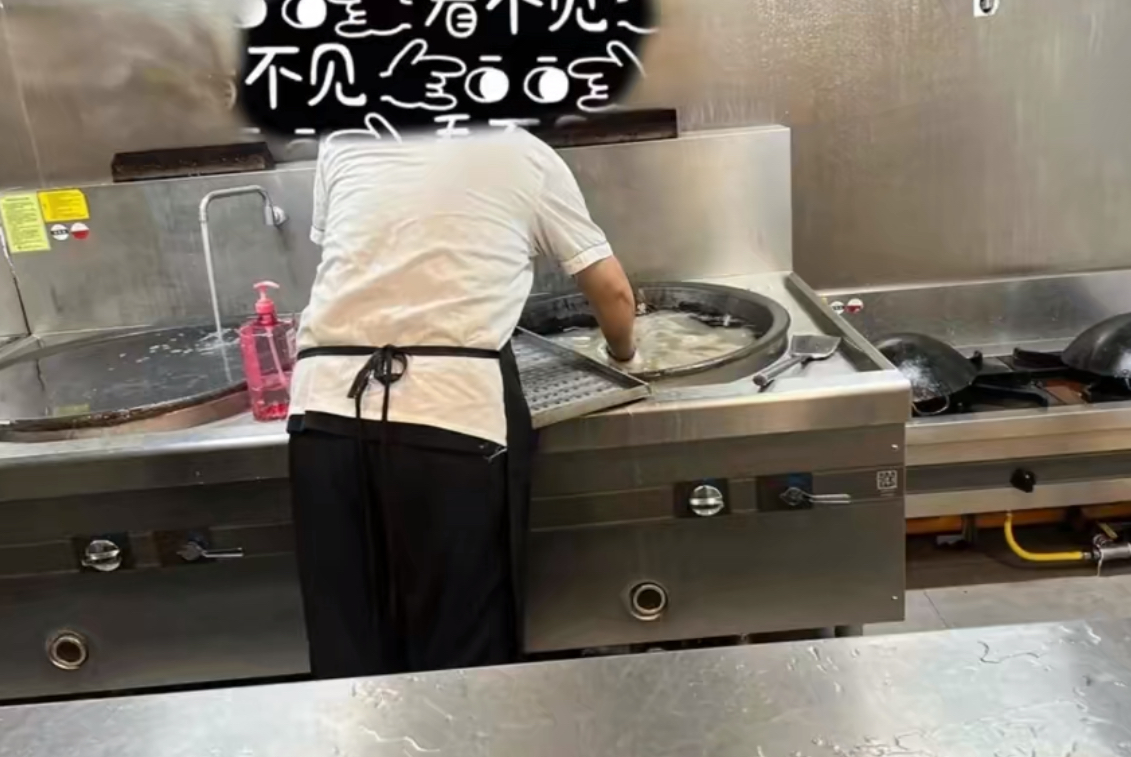 揪心！幼儿园炒菜锅拿来洗拖把，50 名孩子集体呕吐，家长苦等两个半月说法