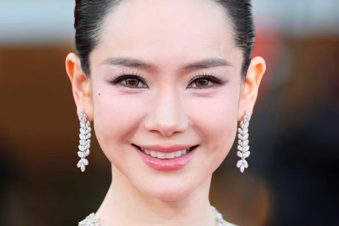 化妆师拿错粉底液？戚薇威尼斯红毯生图，身上比脸白一个度