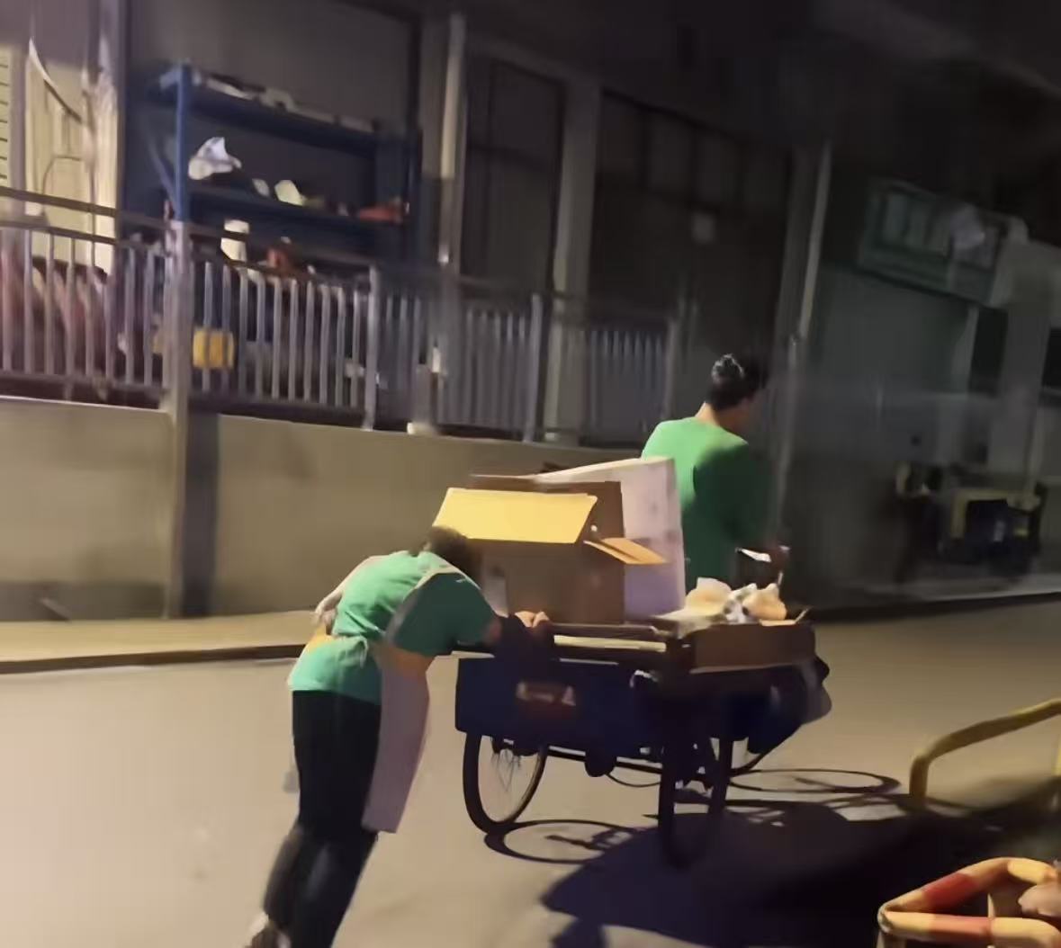 潜藏闹市卖芒果捡废品！人贩子梅姨身份藏了二十年