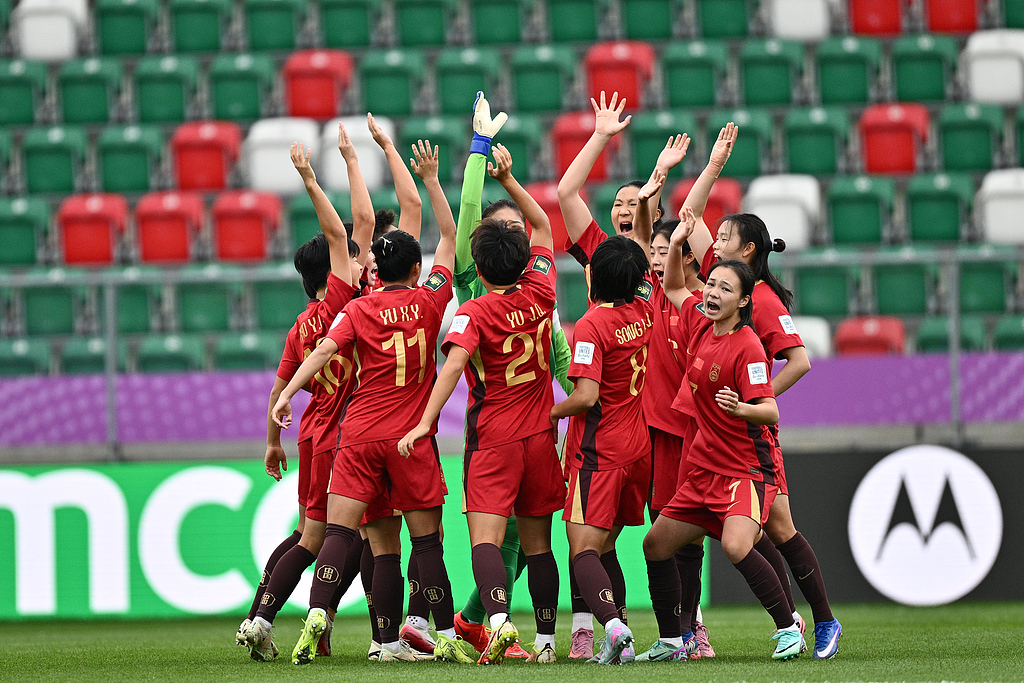 中国U20女足5-0大胜迎开门红！中卫黄嘉欣12分钟戴帽，时隔8年重返世界杯