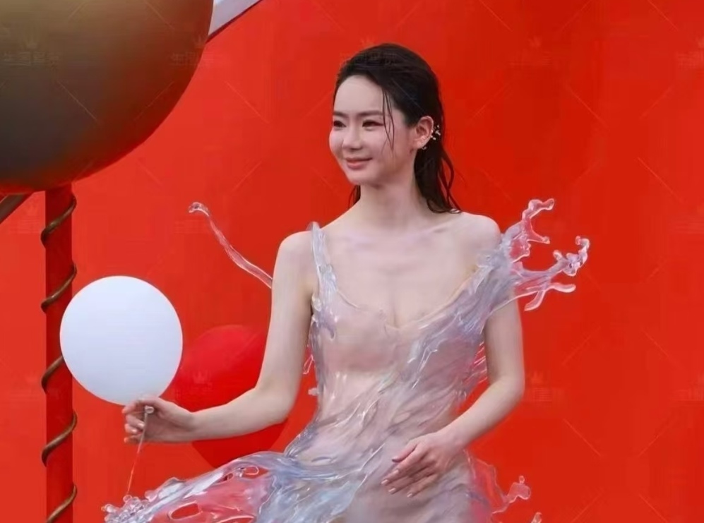 别人穿礼服走红毯，戚薇直接穿“一盆水”！16公斤重太拼了