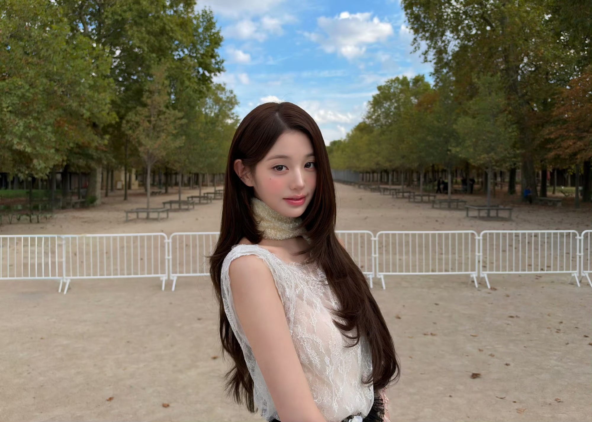 张元英迪奥生图杀疯！巴黎公园随手拍就是小说财阀女主