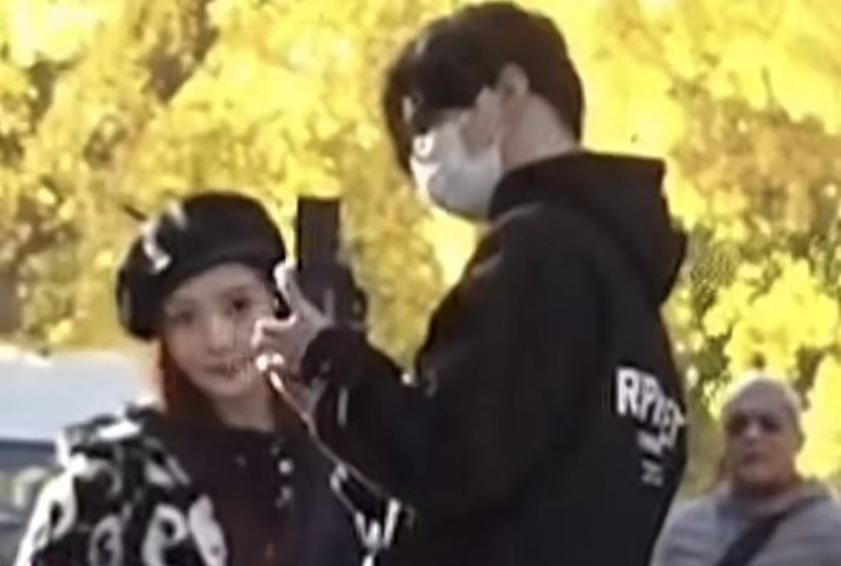 瓜续上了！李小璐再被拍，和小 13 岁 rapper 逛公园
