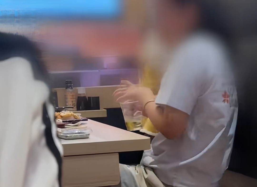 北京网红餐厅奇葩一幕：孩子餐桌小便，成年人的体面去哪了？