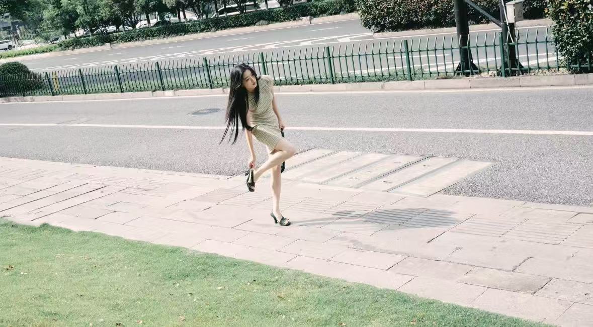 韩网热议！172cm 孙千逆天长腿出圈，韩网友：第一眼以为是全智贤