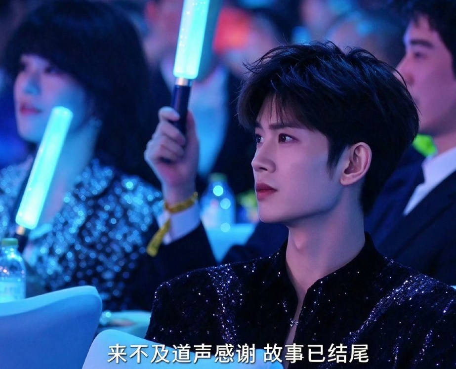 大湾区晚会镜头扫向观众席！全网找这个黑西装帅哥，谁能想到是任嘉伦