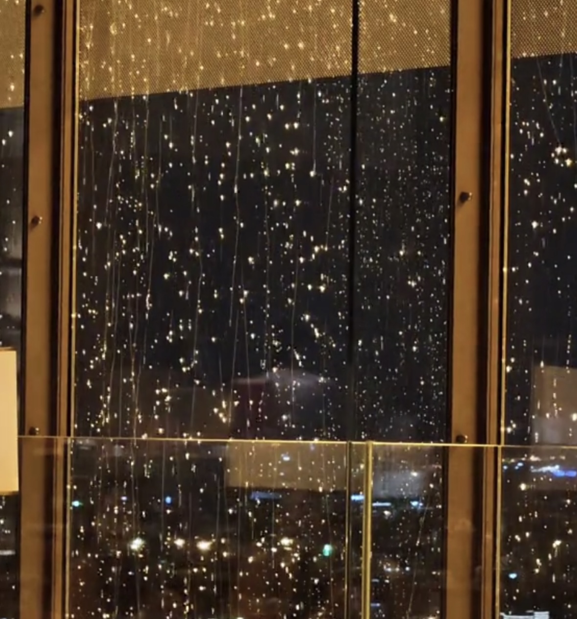 破防了！同样一场雨，有钱人的玻璃落下来全是星星，我们的雨是赶路的狼狈