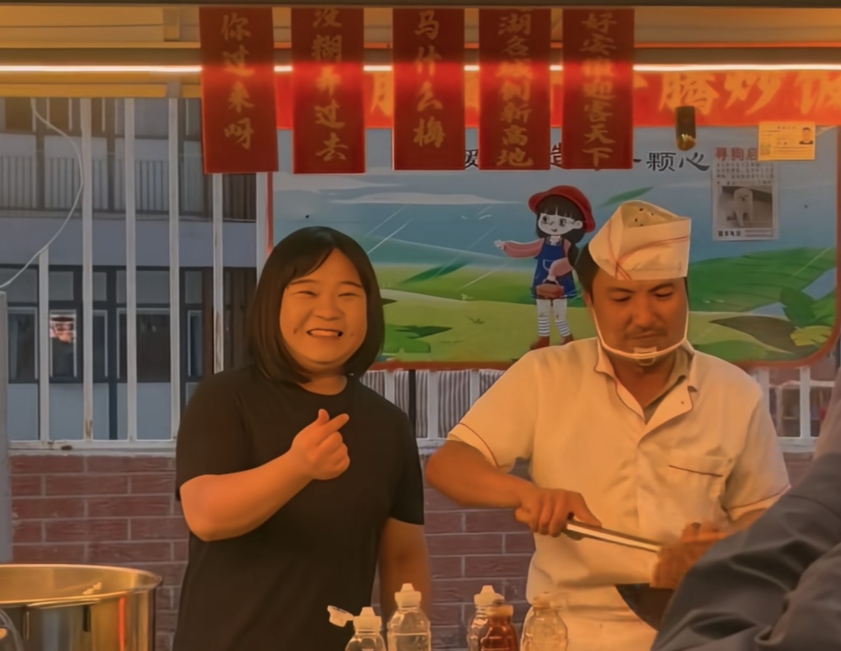 合肥夜市炸锅！炒饭摊集齐开心麻花三人，分腾、假玲、艾伦同框了