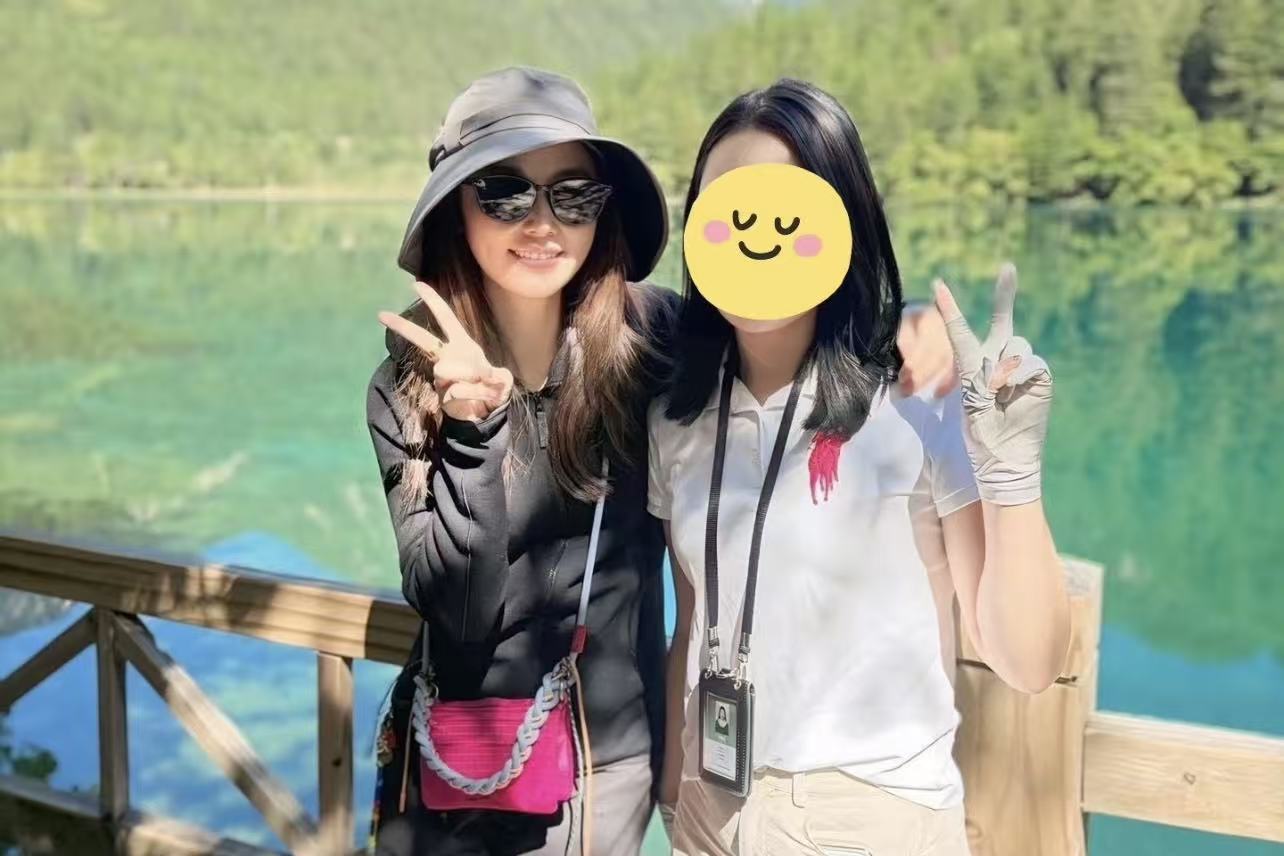 九寨沟偶遇林心如，大方和游客合影，举手投足尽显随和气质