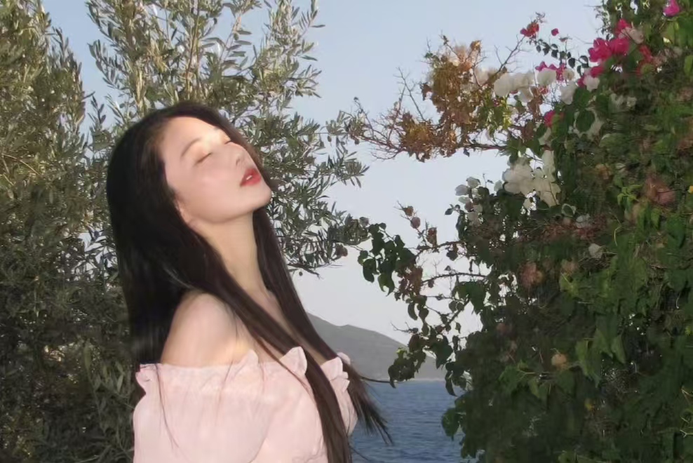 别再羡慕明星的蚂蚁腰！张馨予坦言：拍美照我确实吸肚子了