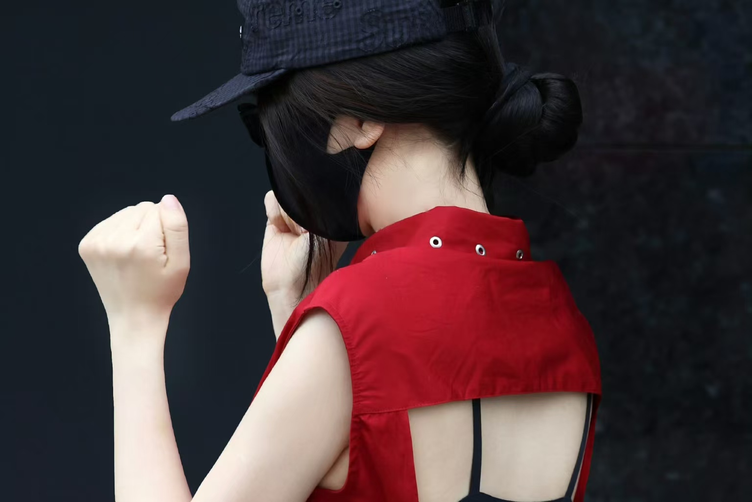 “正面女儿背面妈咪” 火了，虞书欣路透造型藏着穿搭巧思