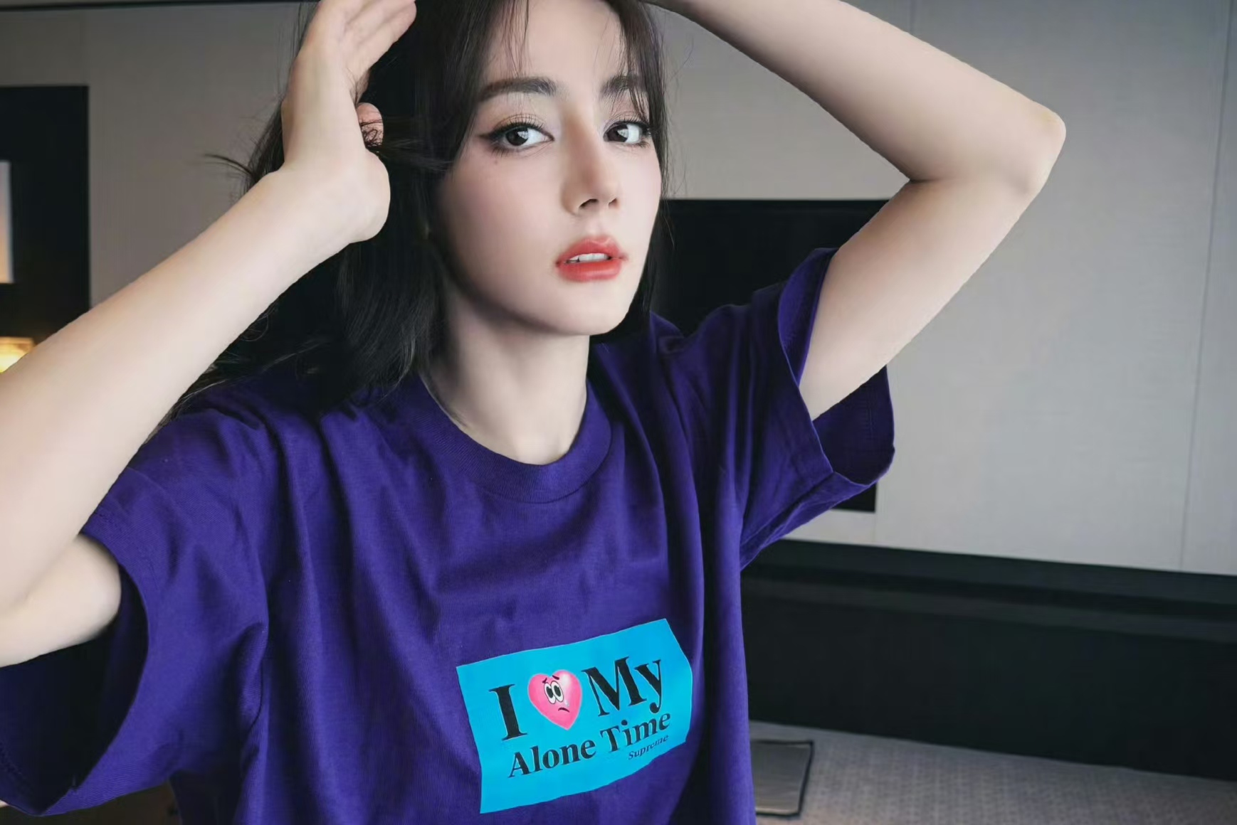 镜头前特意指向衣服文字，迪丽热巴想和大家诉说什么？