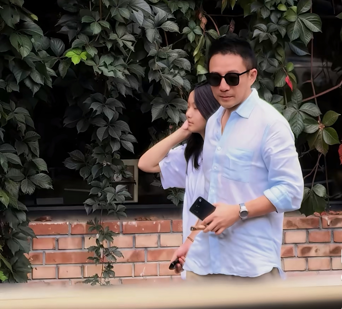 中秋偶遇汪小菲带小玥儿北京出游，长发披肩身形高挑，眉眼藏着妈妈大 S 的影子