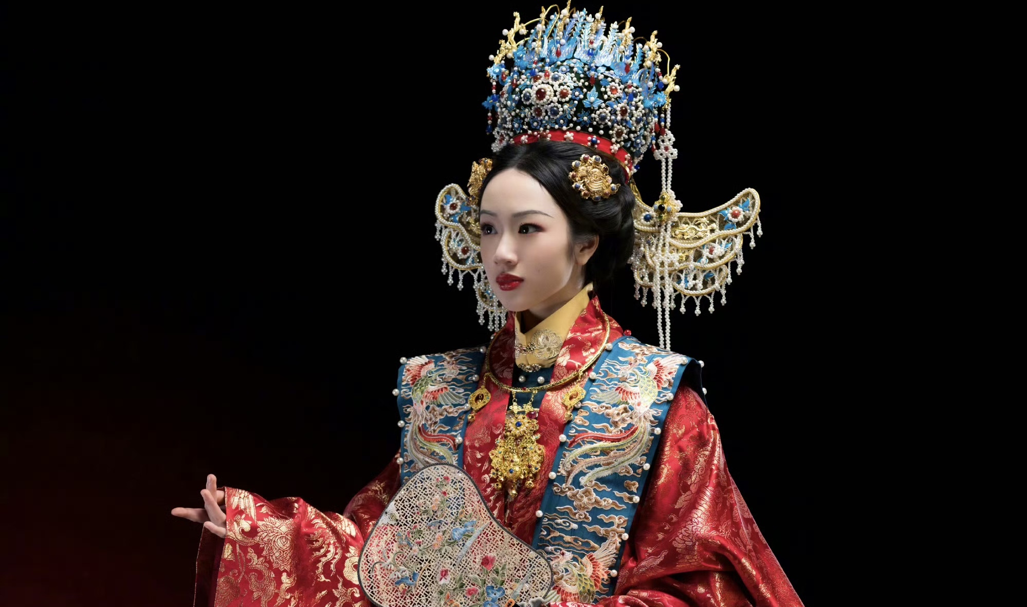 红妆与铠甲同框！吴尊女儿NeiNei 两套造型，老父亲的不舍藏不住了