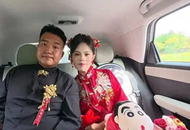 新郎婚服仅 29.9 元！山西小伙办极简婚礼，全部开销 1.6 万，省钱过好小日子