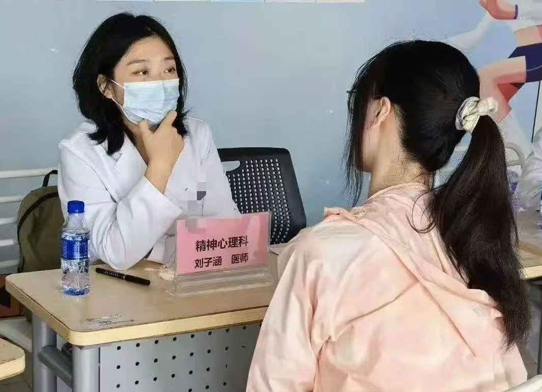 彻底出圈！31岁女博士辞掉三甲顶配工作，跑去送外卖驻唱