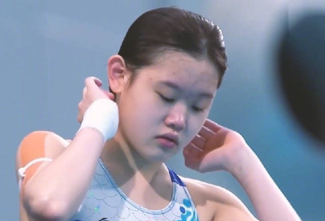 全网热议！母亲哭诉金牌女儿不戴金项链，真相反转：项链十年都没交到女儿手上