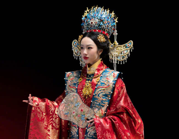 吴尊15岁女儿穿中式婚服惊艳出圈！一柔一刚演绎国风之美，全网感慨童年长大了