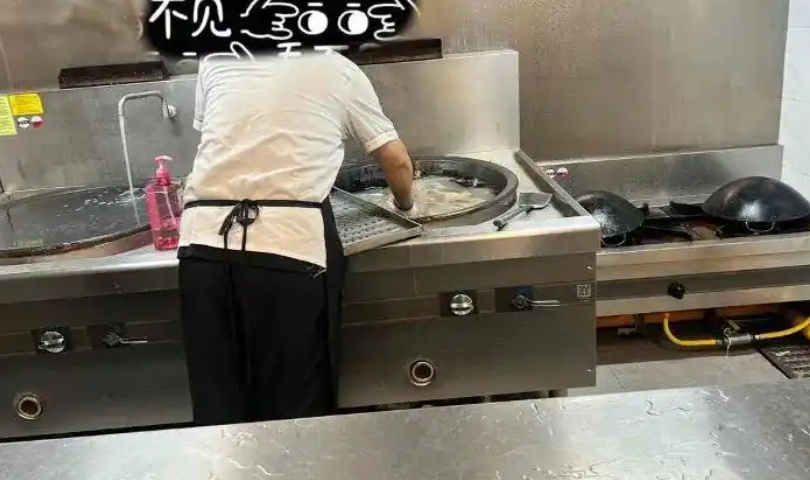 离谱至极！南京幼儿园后厨乱象曝光：炒菜锅洗拖把、洗菜池刷鞋，多名孩子集体呕吐