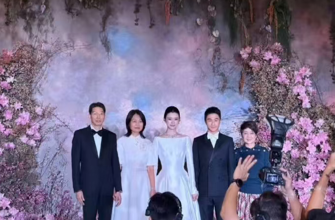 何猷君亲口证实两场婚礼都出自母亲之手，豪门婚礼分工为何是母亲操办？