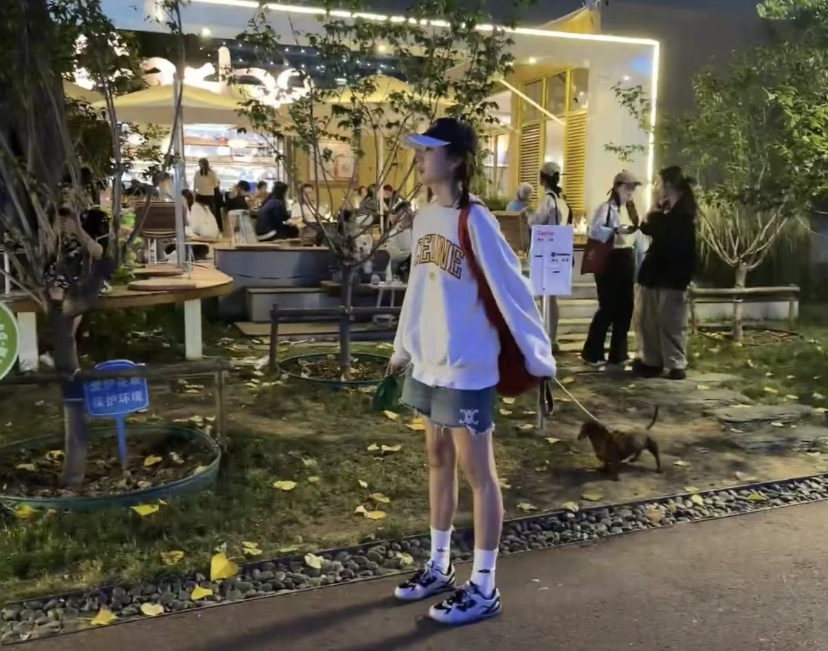 次元壁彻底碎了！孙千现身剧版取景地遛狗，秒切Flora打招呼，松弛感杀疯了