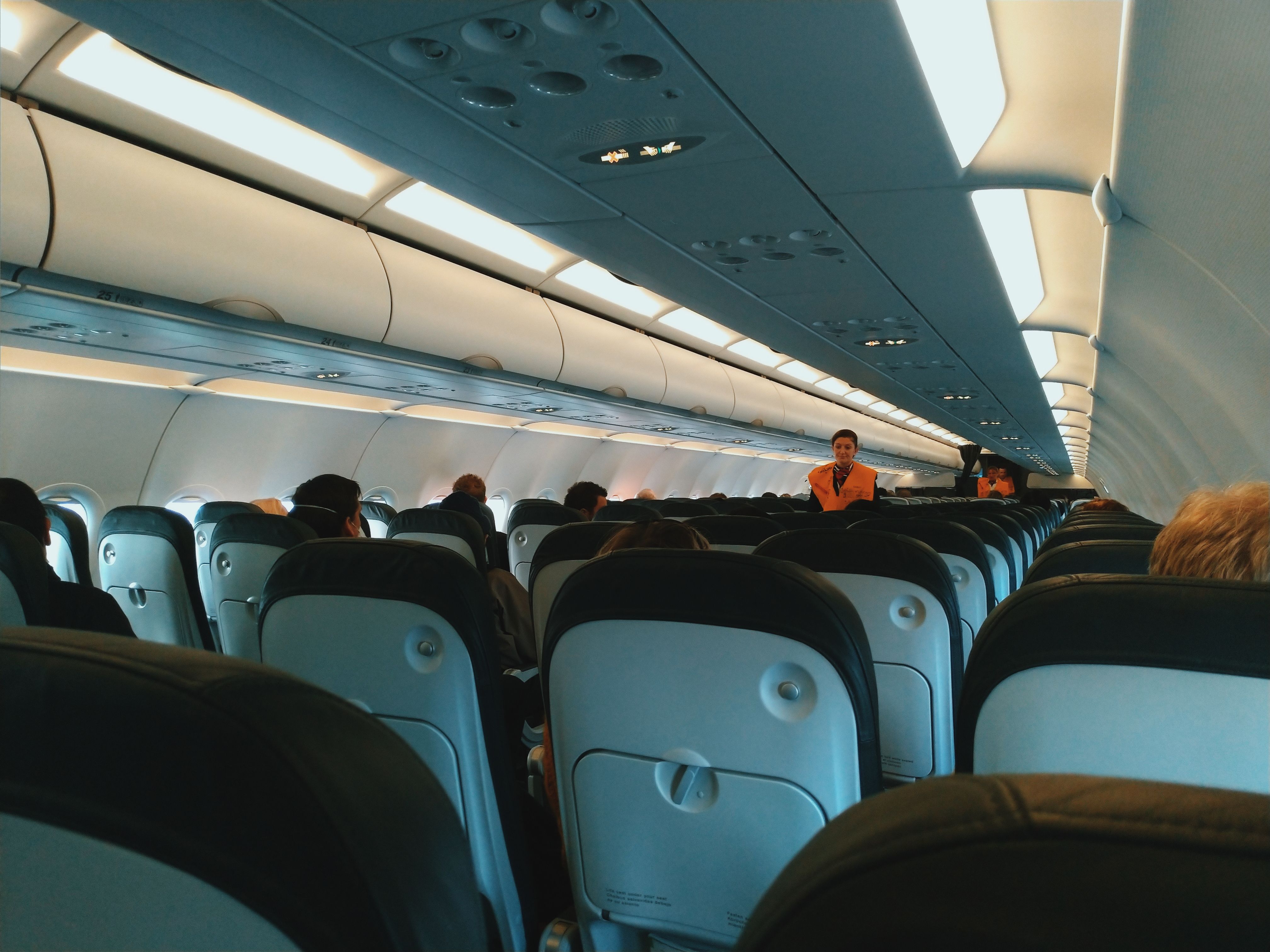 全网破防！东航空姐客舱多次下跪，仅仅因为餐车碰了手肘