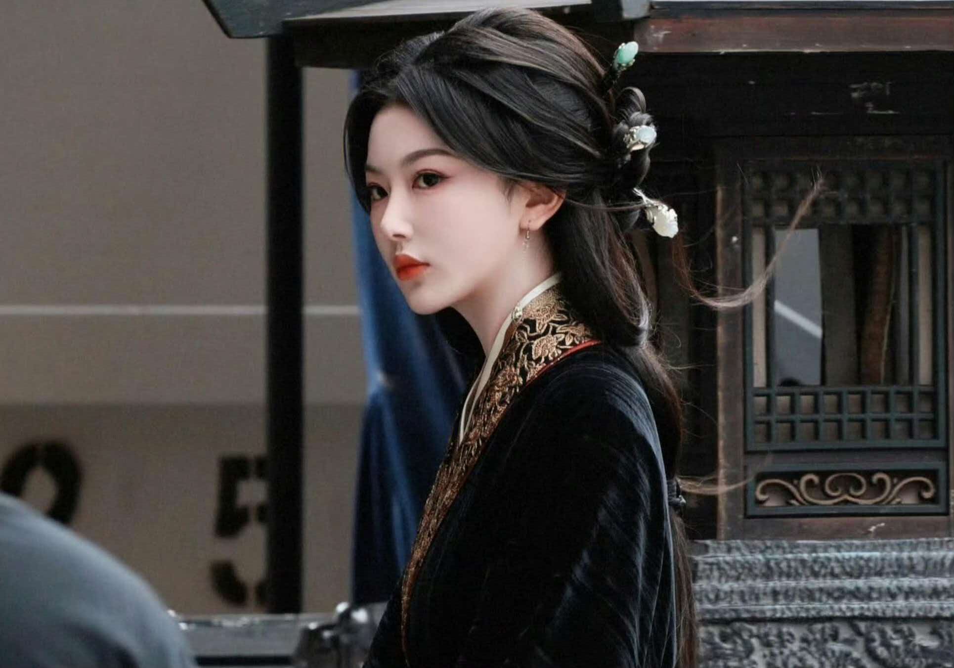 路透出圈！孔雪儿《天行九歌》紫女黑金红战国袍，高度还原动漫气质