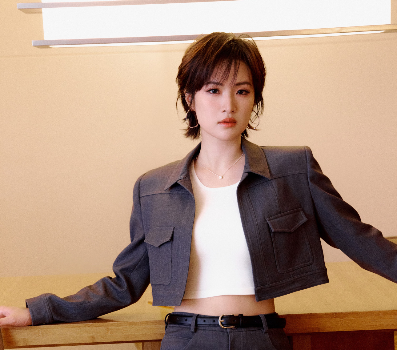 华为二公主姚安娜跪地签名刷屏！谁说豪门千金一定有公主病？