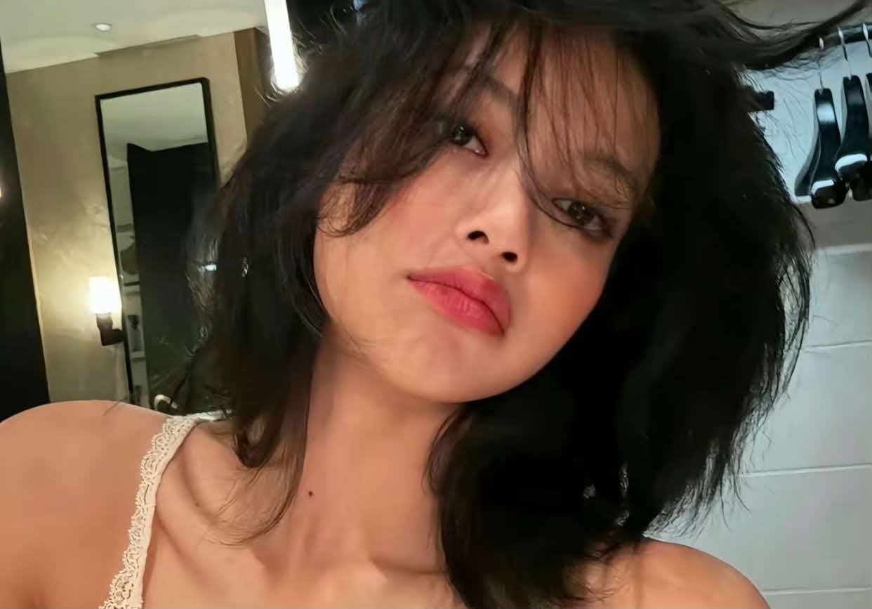 Lisa纪录片首度自曝地下恋情，撕开K-pop偶像镀金牢笼真实面貌