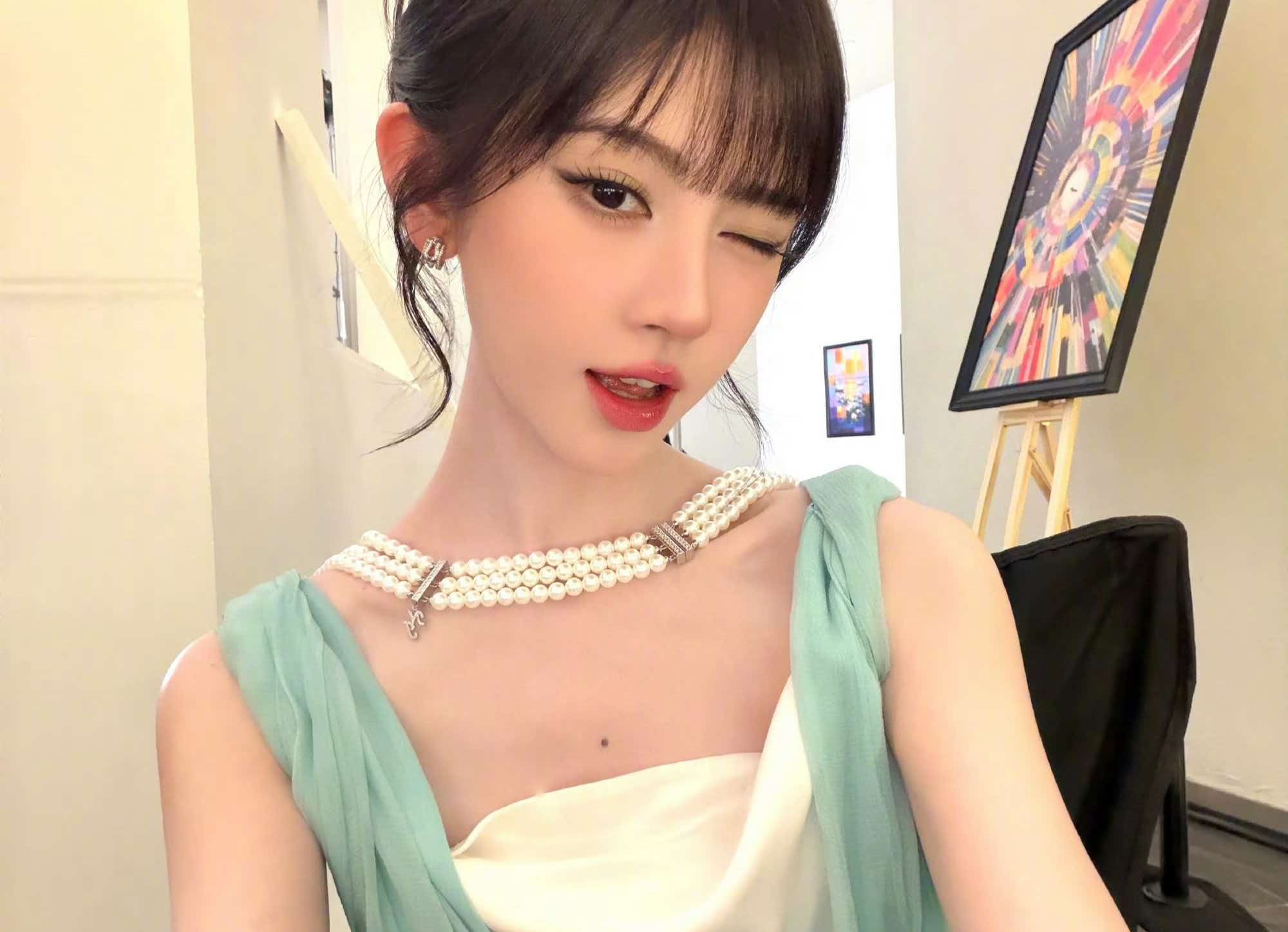 鞠婧祎新剧路透爆火，深邃锁骨把珍珠项链稳稳嵌进锁骨窝