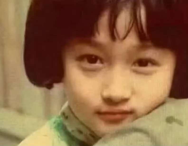 关晓彤颠覆性出演白化病女孩，漂发素颜上阵，观众直呼一眼认不出