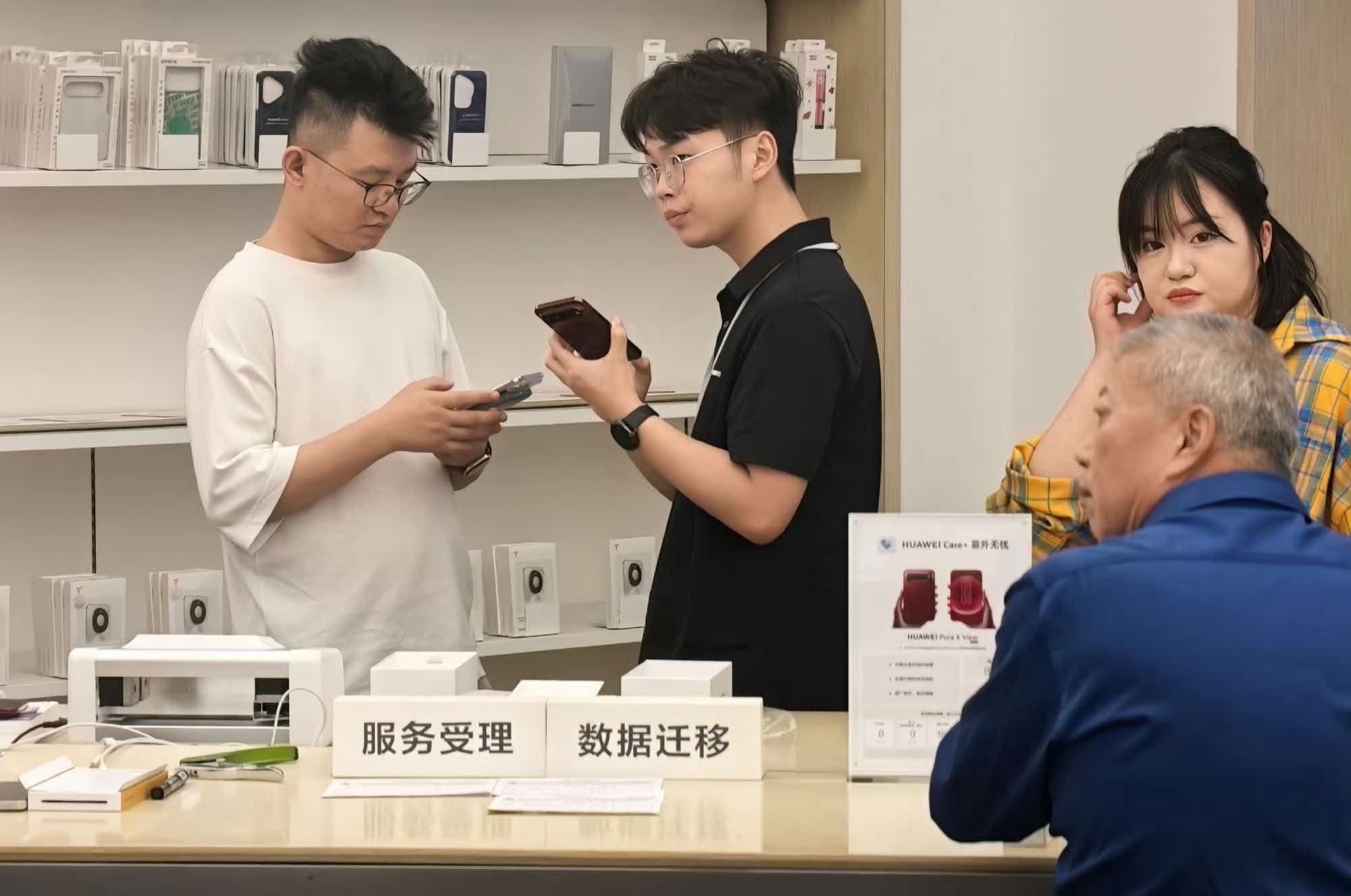 华为全球首款阔直板 PuraXView 开售，线下门店排长龙，线上多版本快速缺货