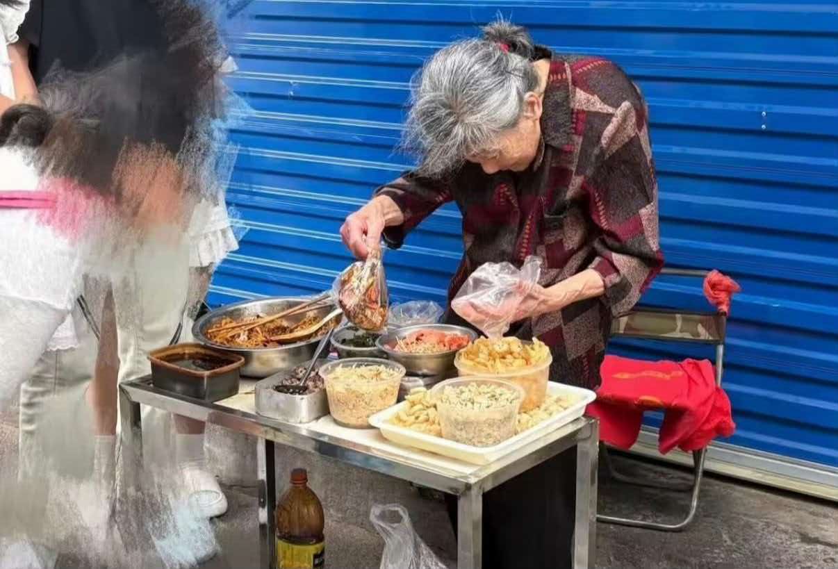 南昌一毛钱奶奶遭遇网暴，摊位从排长队变得冷冷清清