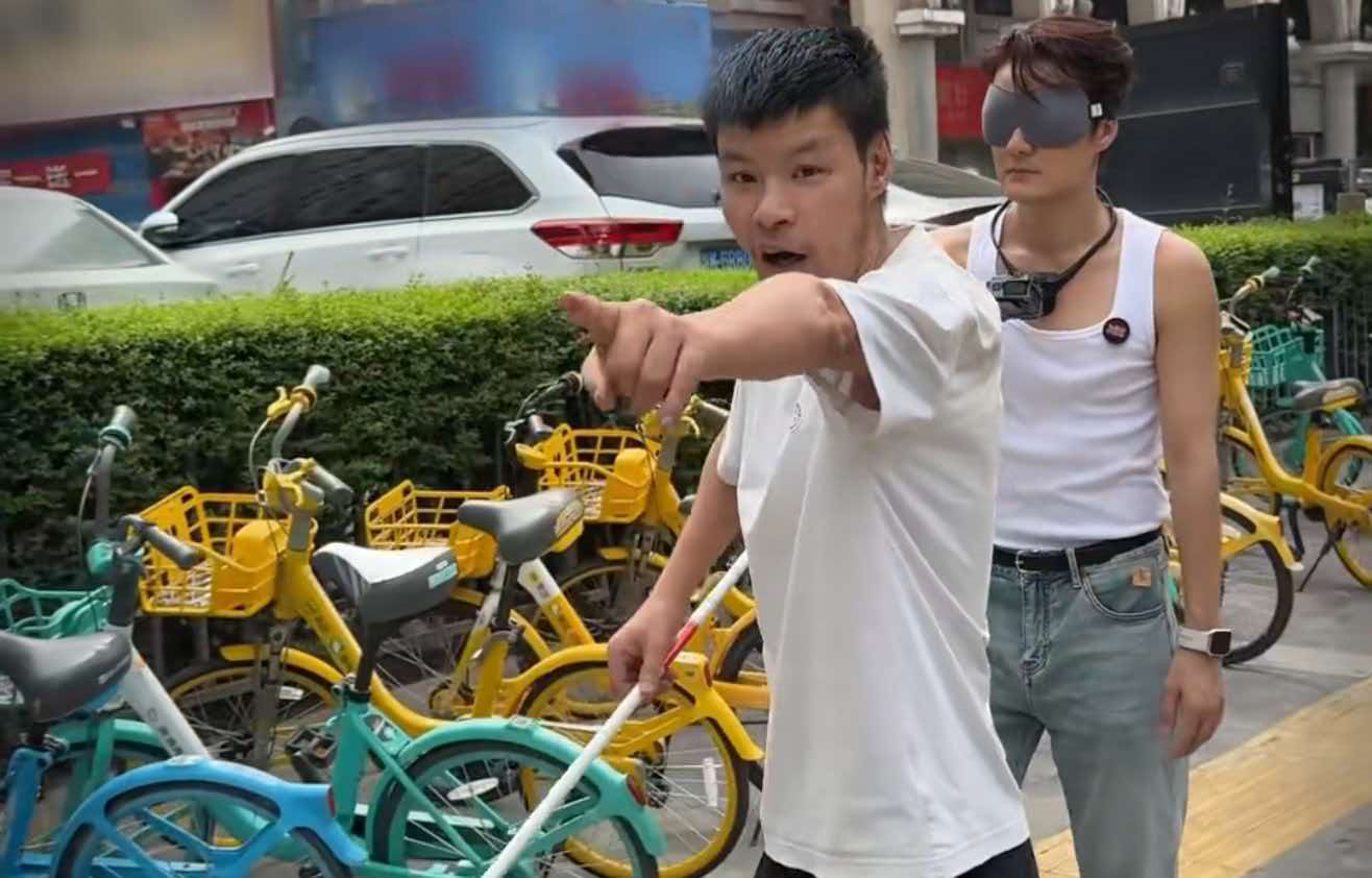 吴克群西安街头蒙眼体验视障生活，被路人小哥怒斥上演暖心误会