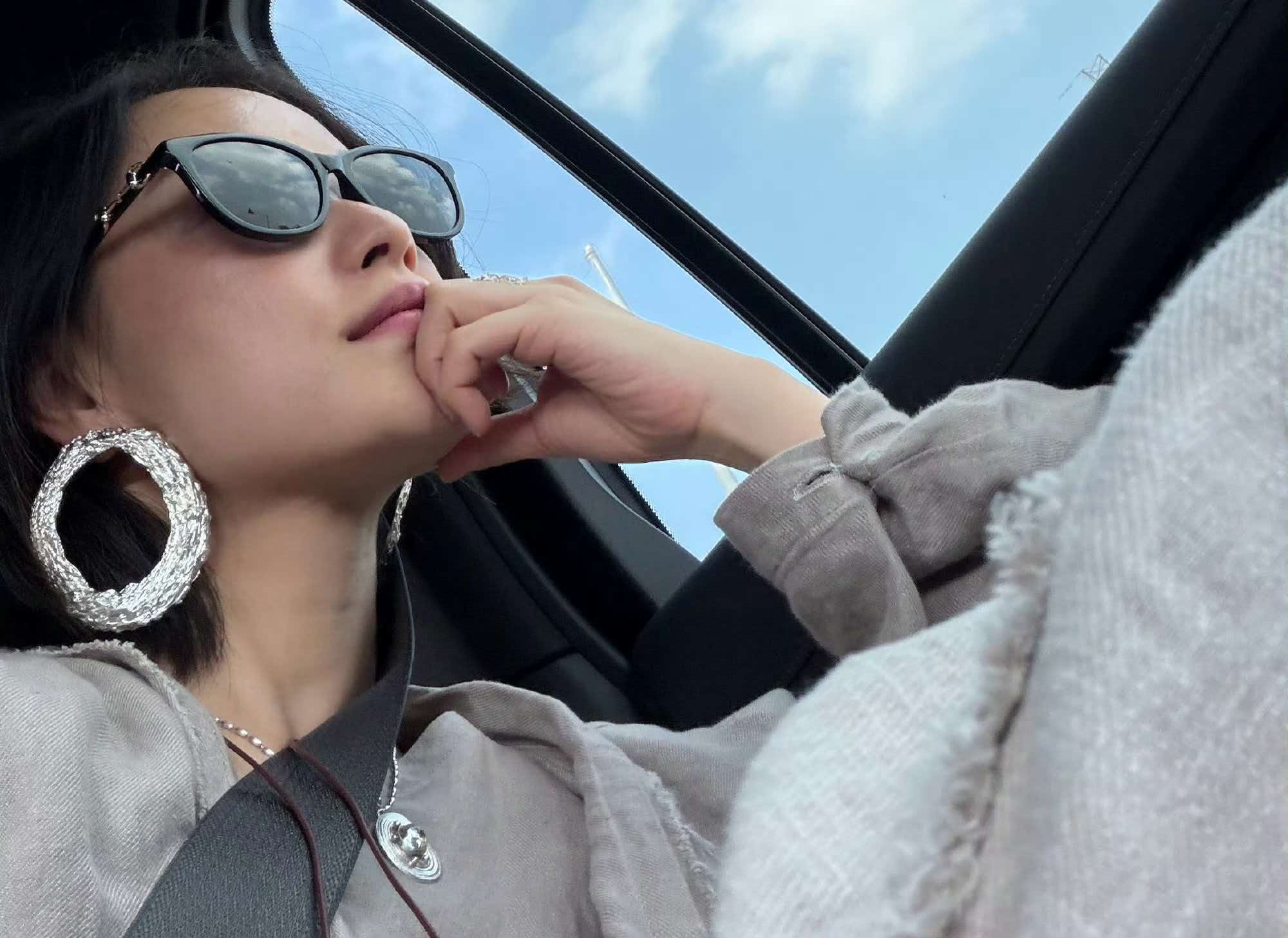 练车也精致拉满！倪妮vlog穿搭出圈，网友玩梗身上没有展示位了