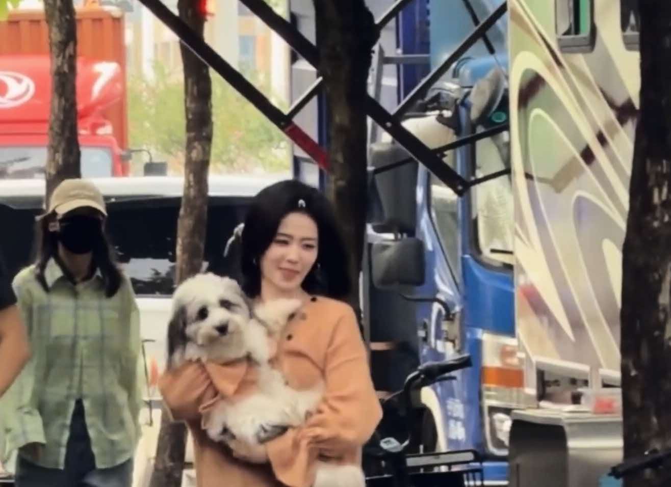 笑翻全网！白鹿片场偷狗名场面出圈，二搭新剧趣味花絮刷屏热搜