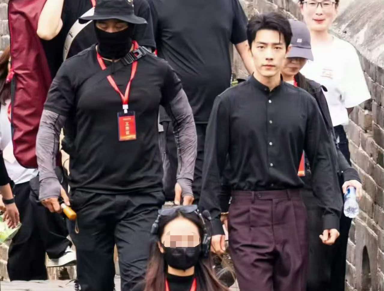 氛围感拉满！肖战中山装现身金山岭长城，录制央视国庆特别节目